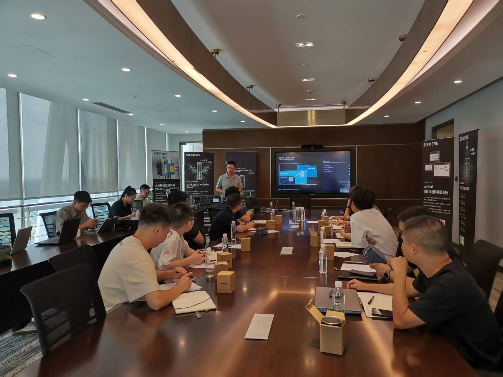 华锐公司携手西门子开展新产品技术交流,夯实创新应用基础(图1) 华锐公司携手西门子开展新产品技术交流,夯实创新应用基础(图1)